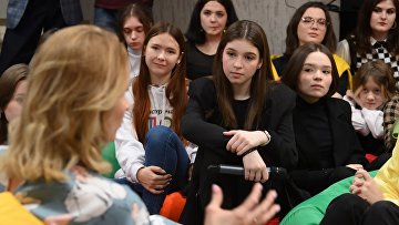 Львова-Белова призывает лучше защищать трудовые права несовершеннолетних
